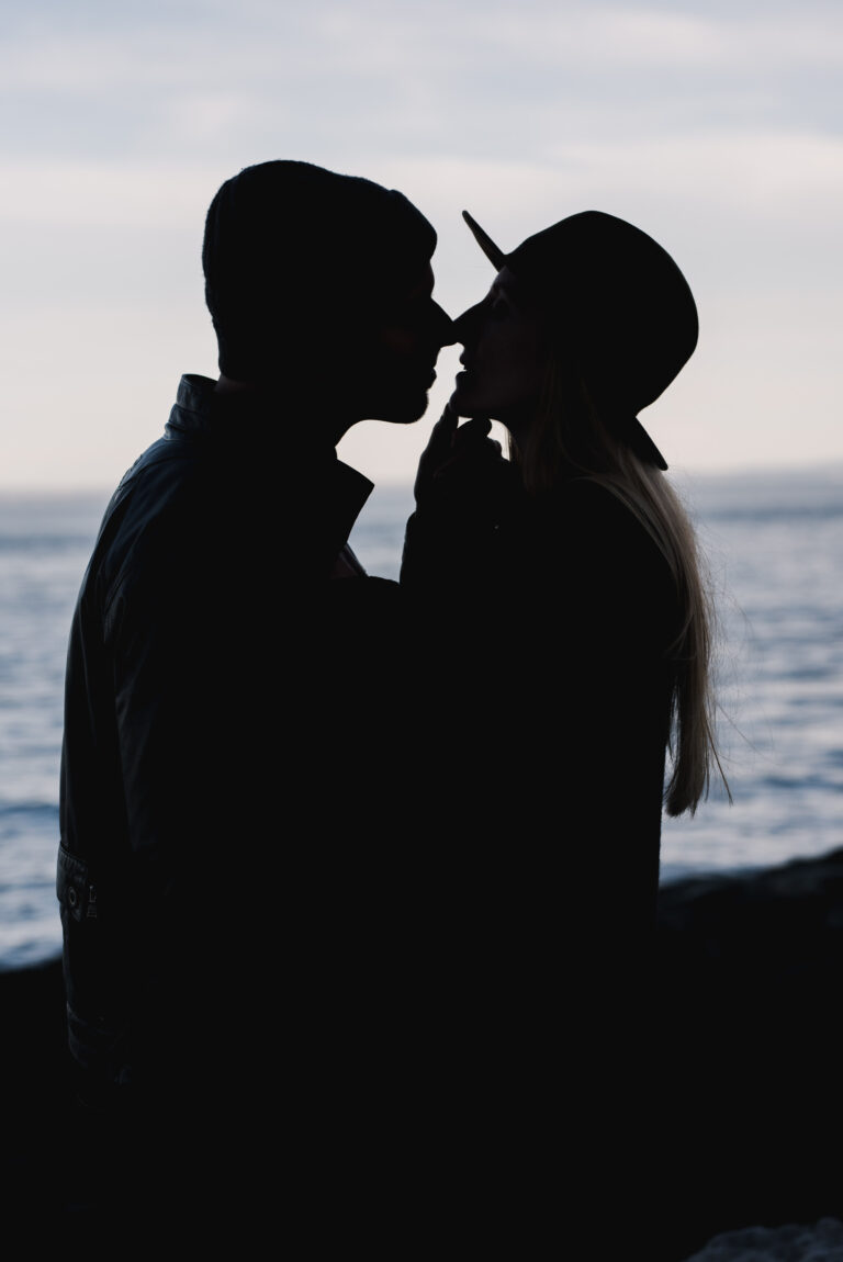 silhouettes des amoureux qui s'embrassent