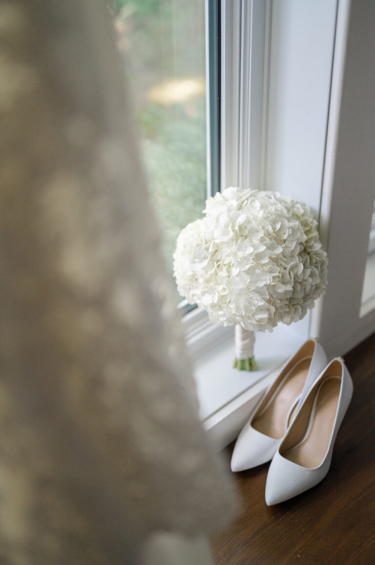 Bouquet au bord de la fenêtre avec les souliers