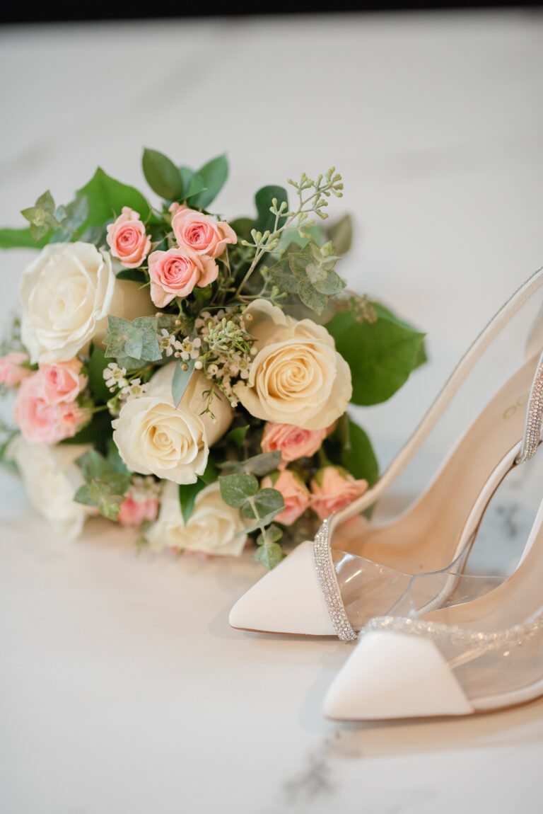 Fleurs et souliers d'un mariage luxueux