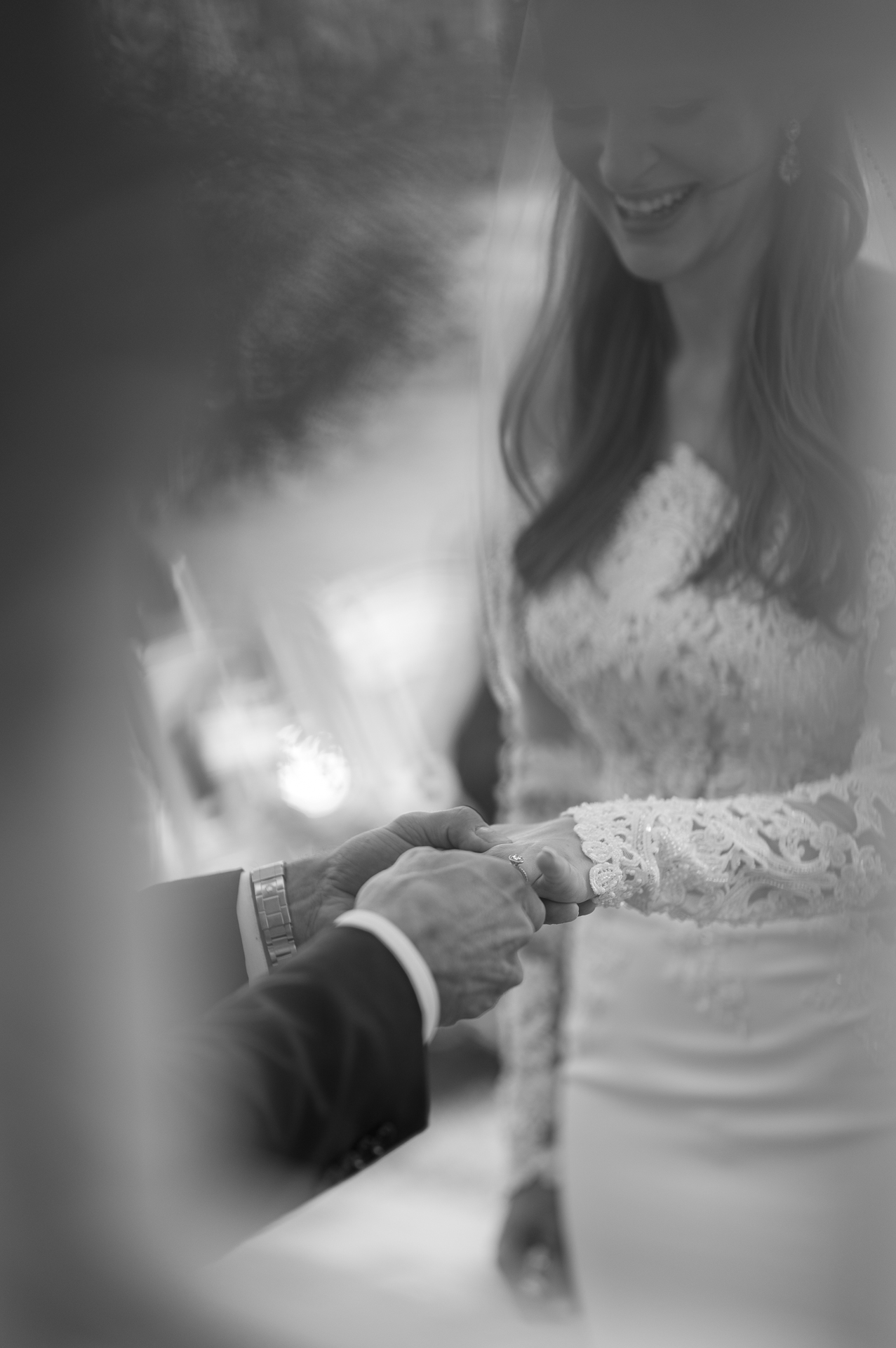 Le marié passe la bague à sa femme pendant la cérémonie d'un mariage luxueux au Royal Bromont