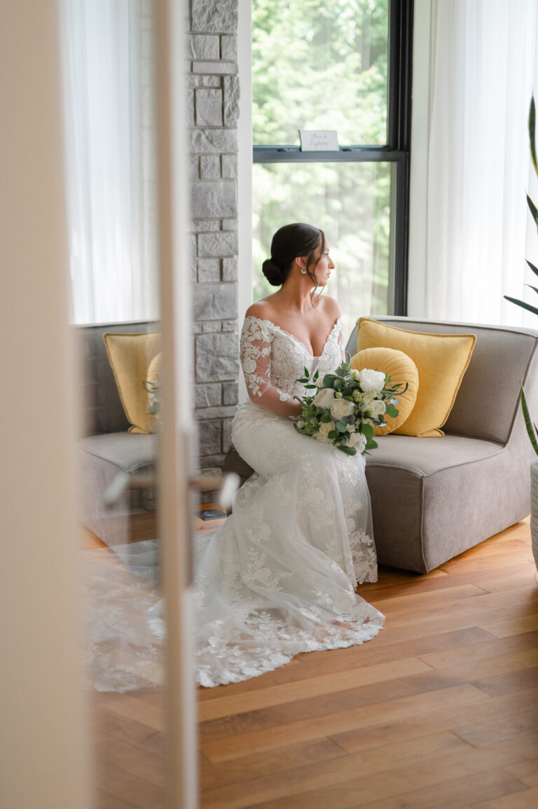 La mariée assise dans le salon avec une robe magnifique