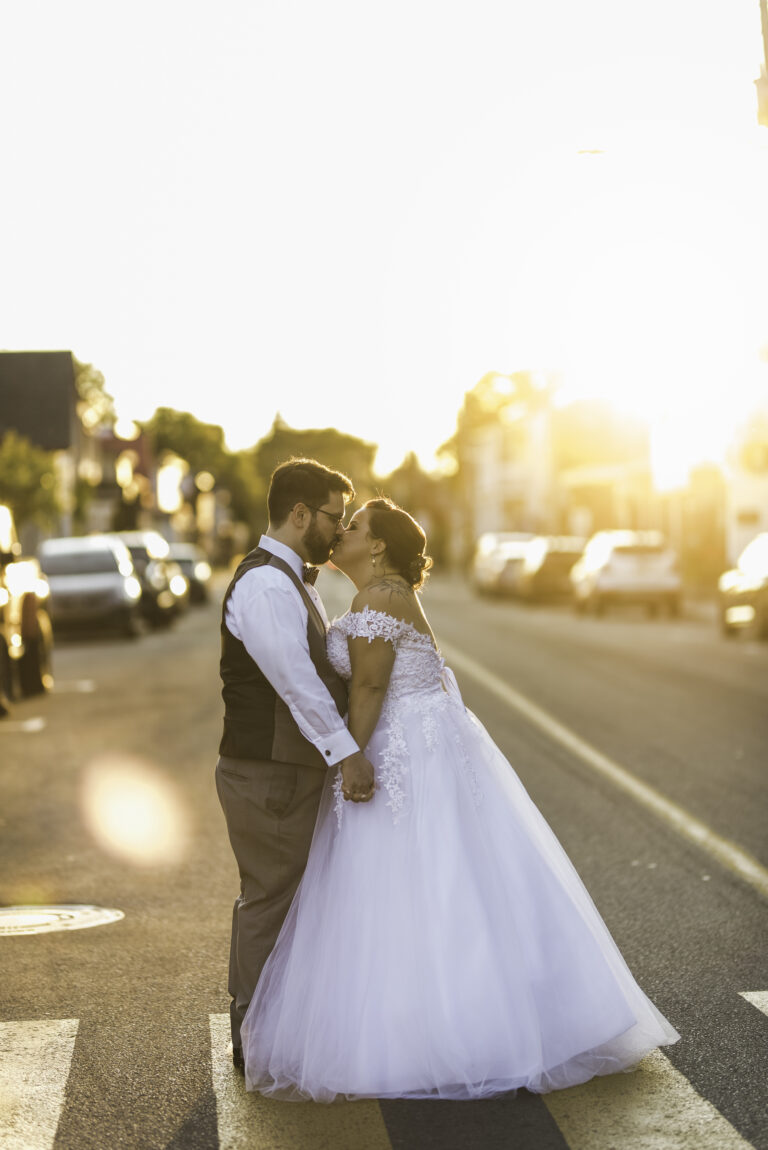 Un baiser en plein milieu de la rue dans ce mariage urbain