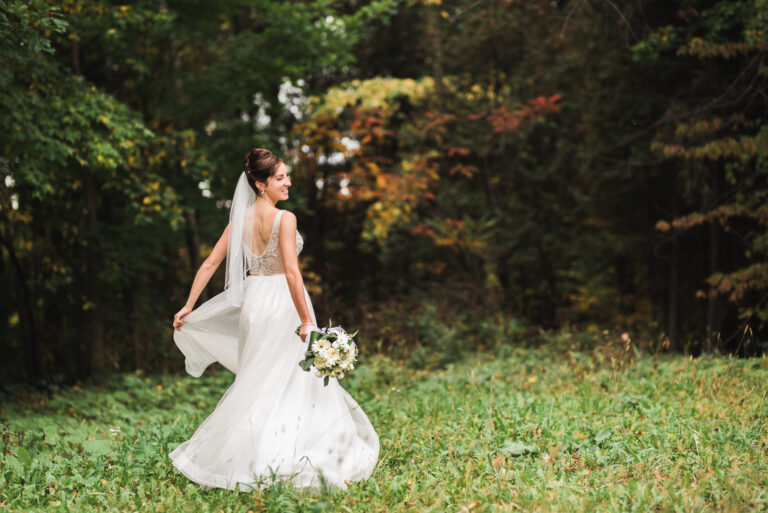 La mariée joue avec sa robe et son voile