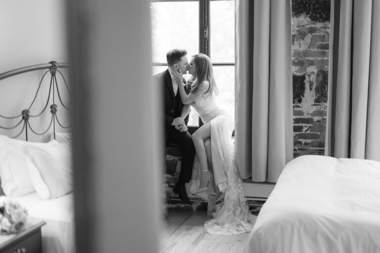 Ils s'embrassent dans une chambre de l'Auberge du Vieux Port de Montréal