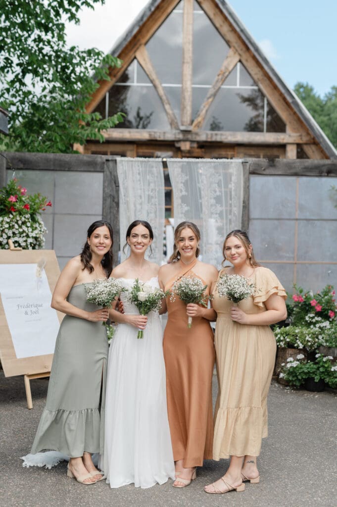 La mariée et ses demoiselles d'honneur dans un mariage rustique dans les Laurentides