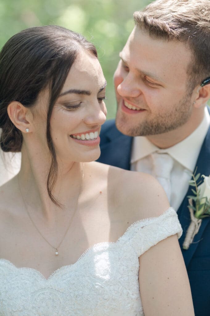 Les mariés amoureux sont collés sous un merveilleux soleil