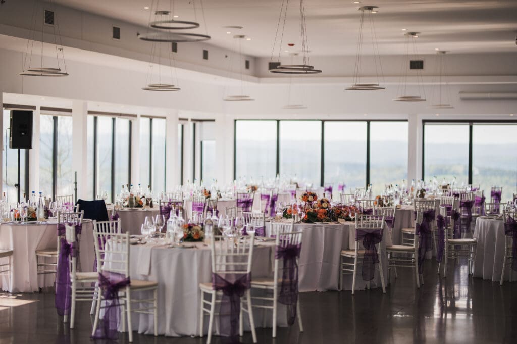 Grande salle vitrée à l'Auberge de la Montagne Coupée