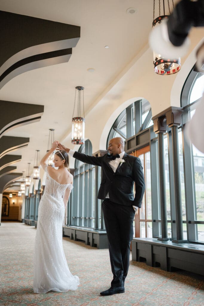 Couple de mariés qui danse dans les corridors du sonptueux et luxueux Fairmont Le Manoir Richelieu au Québec.