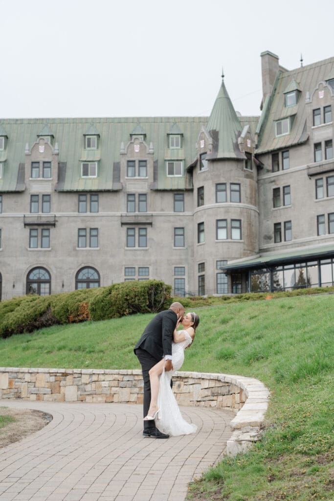 Photo d'un mariage au Manoir Richelieu dans la région de Charlevoix qui accueille des mariages avec hébergement.