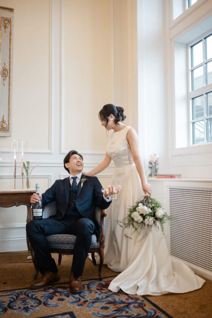 Couple de mariés raffinés et romantiques dans le Fairmont Le Manoir Richelieu.