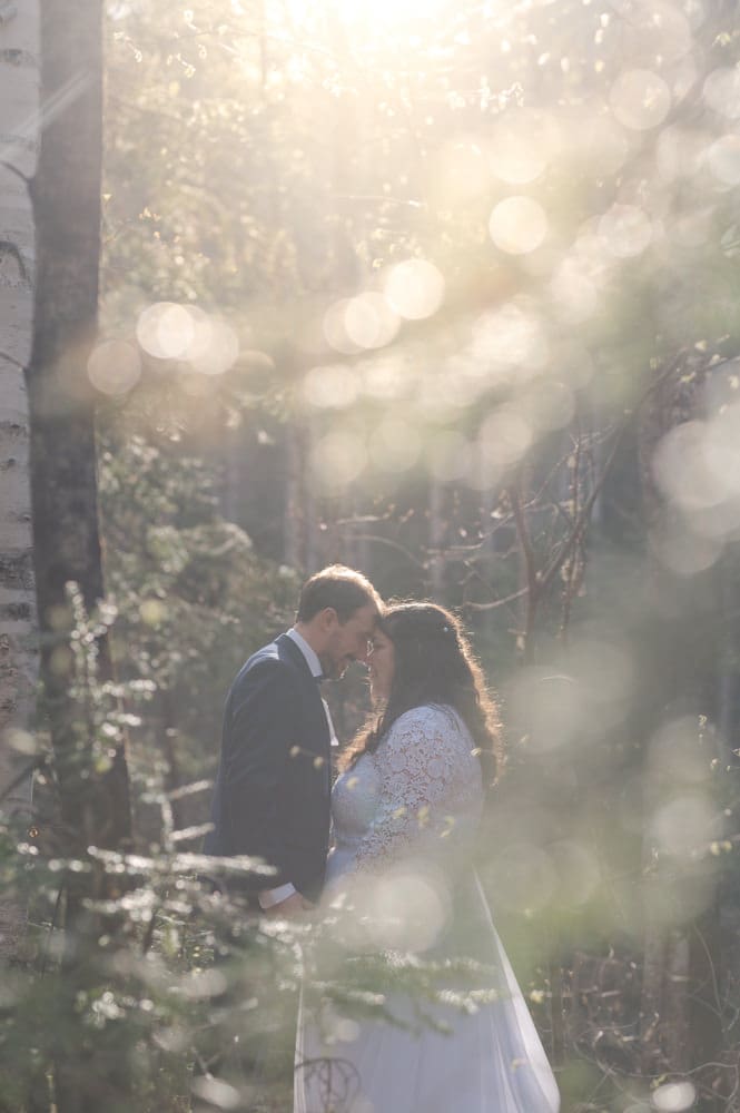 Mariés dans la forêt pour une photo rustique romantique dans Lanaudière